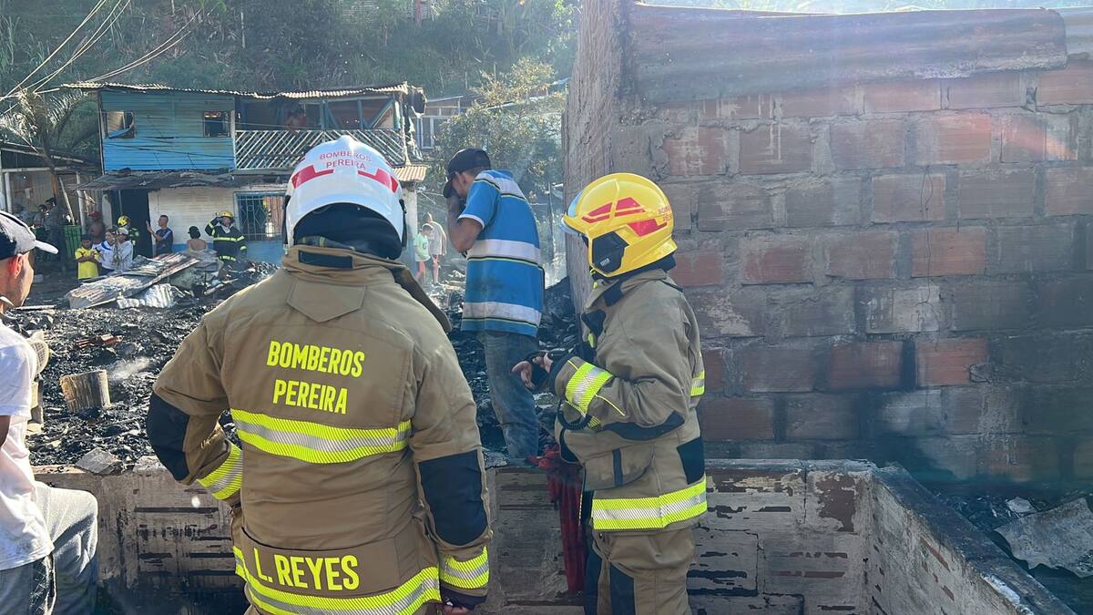 Incendio en el barrio Rocío Bajo de Pereira dejó 16 viviendas afectadas