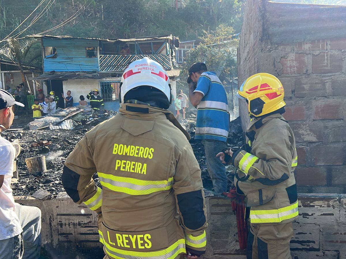 Incendio en el barrio Rocío Bajo de Pereira dejó 16 viviendas afectadas