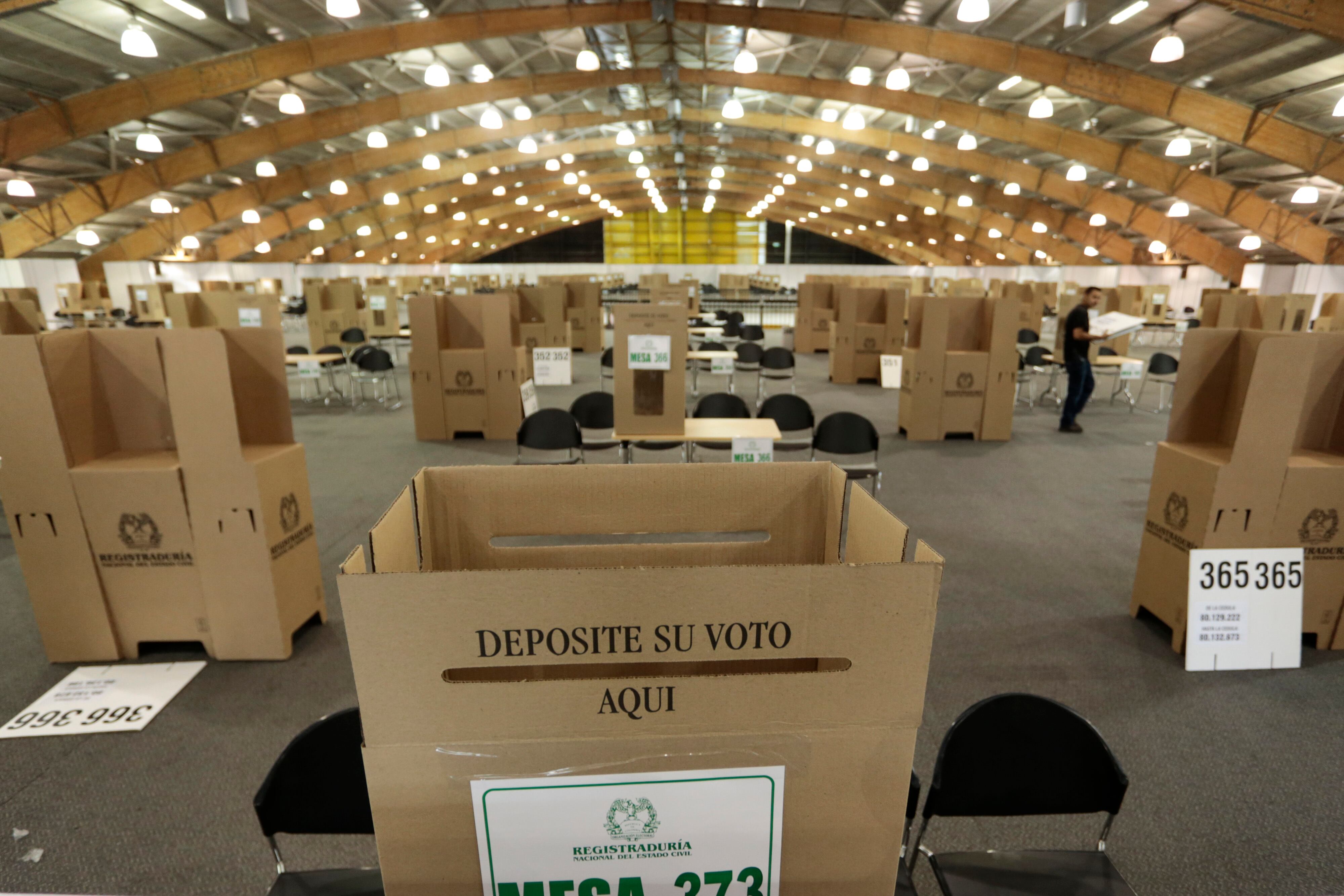 24 Octubre 2015. Bogotá se prepara para las elecciones de autoridades locales. La registraduría tiene listos 14.603 kits electorales serán entregados en los 611 puestos de votación de las 20 localidades de la ciudad. Corferias es el puesto de votaciones más grandes del país.