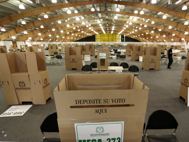 24 Octubre 2015. Bogotá se prepara para las elecciones de autoridades locales. La registraduría tiene listos 14.603 kits electorales serán entregados en los 611 puestos de votación de las 20 localidades de la ciudad. Corferias es el puesto de votaciones más grandes del país.