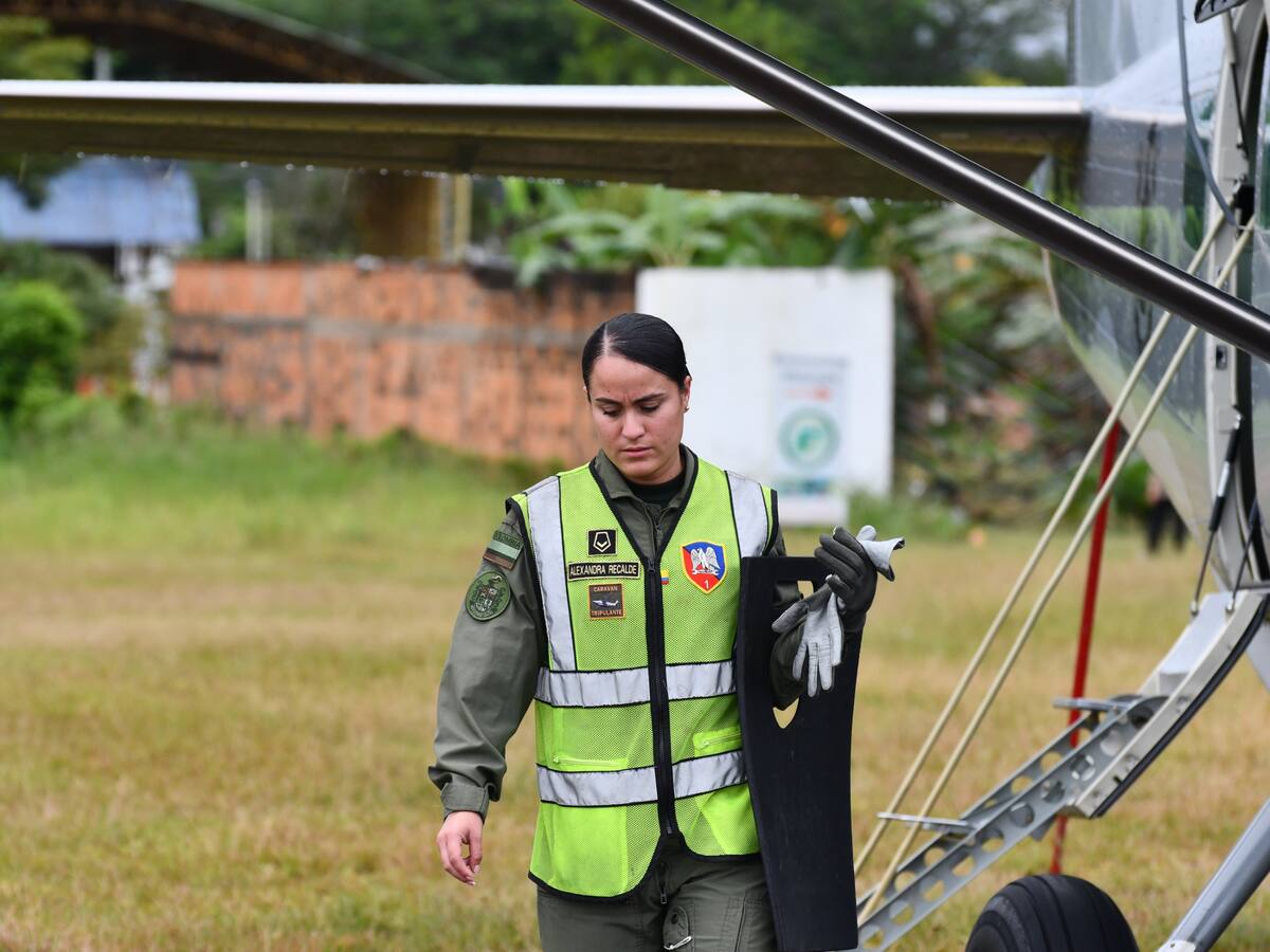 Alexandra Recalde, la única mujer tripulante de ala fija en la Aviación del Ejército Nacional