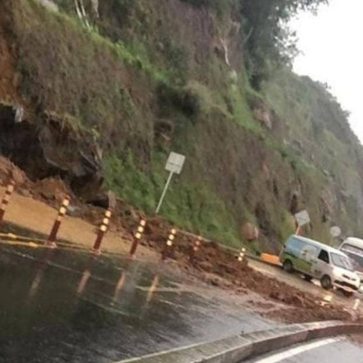 Derrumbe en la recién entregada Megaobra de la vía a Pance