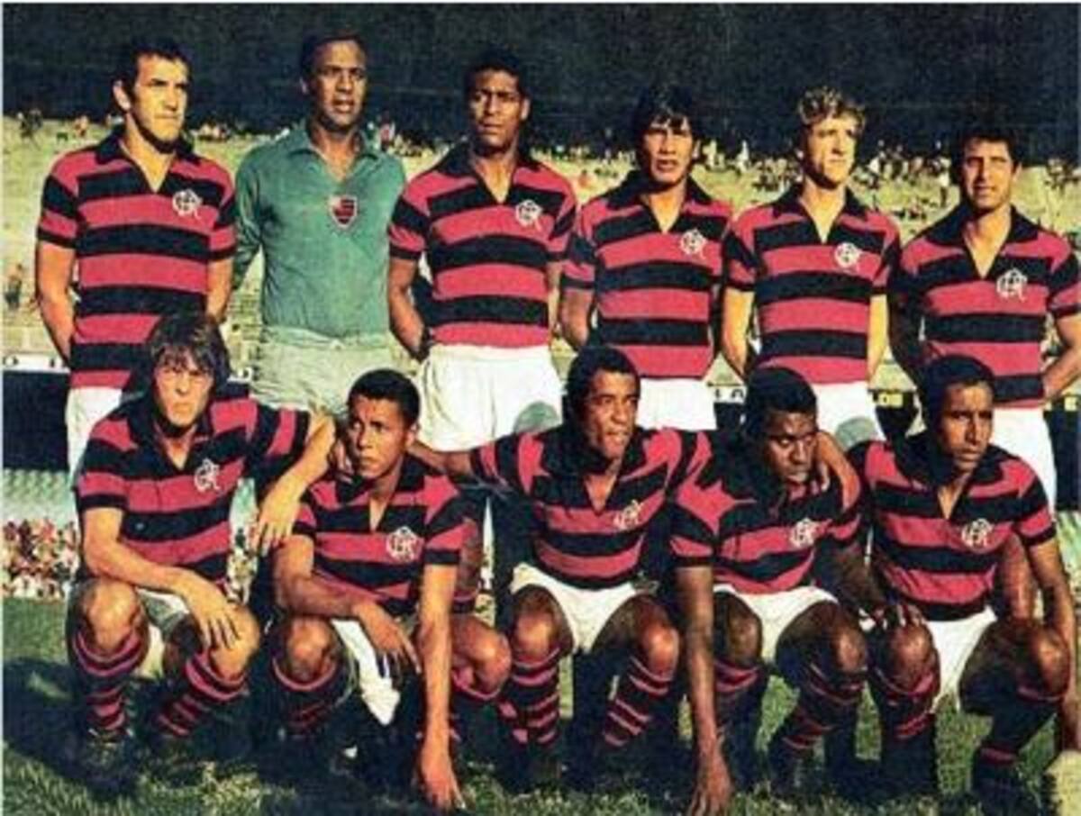 FLAMENGO 1970ARRIBA IZQ-DER: Onca, Ubirajara, Washington, Reyes, Zanata, Paulo Enrique.ABAJO MISMO ORDEN: Doval, Liminha, Oliveira, Maravilha, Leonardo “Diablo” Caldeira.