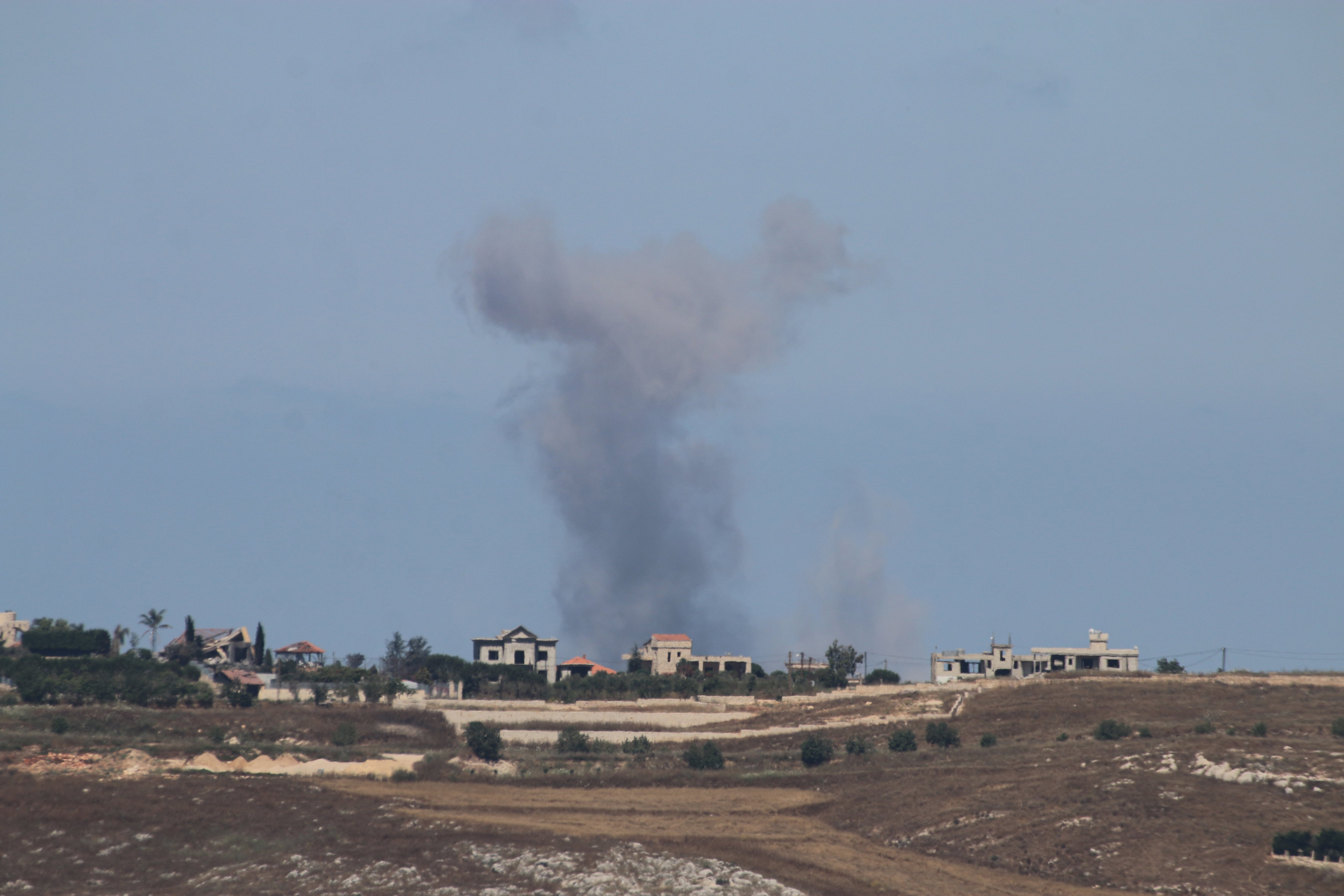 Humo se extiende sobre las poblaciones de Kfar Tebnit y Ali al-Tahir hill en el sur de Líbano, el 19 de junio de 2026 (Cortesía: Ramiz Dallah/Anadolu via Getty Images)
