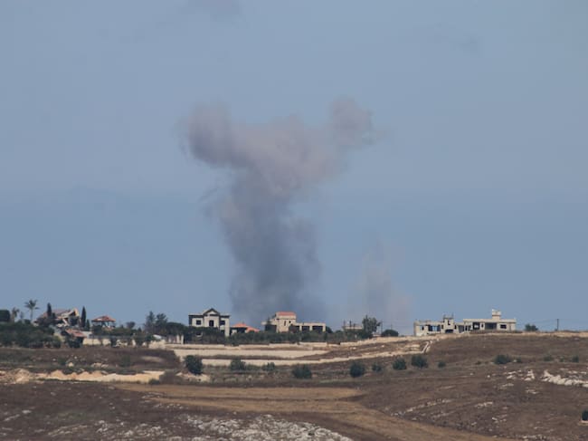 Humo se extiende sobre las poblaciones de Kfar Tebnit y Ali al-Tahir hill en el sur de Líbano, el 19 de junio de 2026 (Cortesía: Ramiz Dallah/Anadolu via Getty Images)