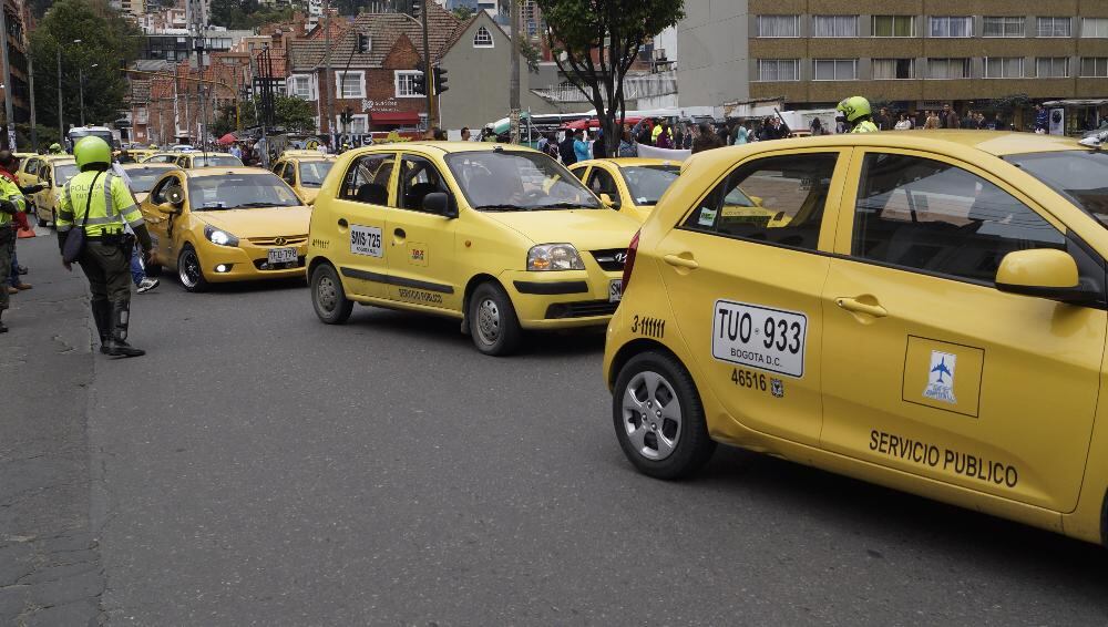 Cerca de 200 taxistas realizan esta protesta causando problemas de movilidad por la carrera séptima.