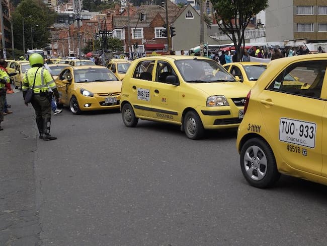 Cerca de 200 taxistas realizan esta protesta causando problemas de movilidad por la carrera séptima.