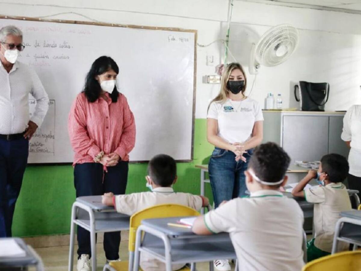 Viceministra de Educación realizó recorrido en colegios de Bolívar