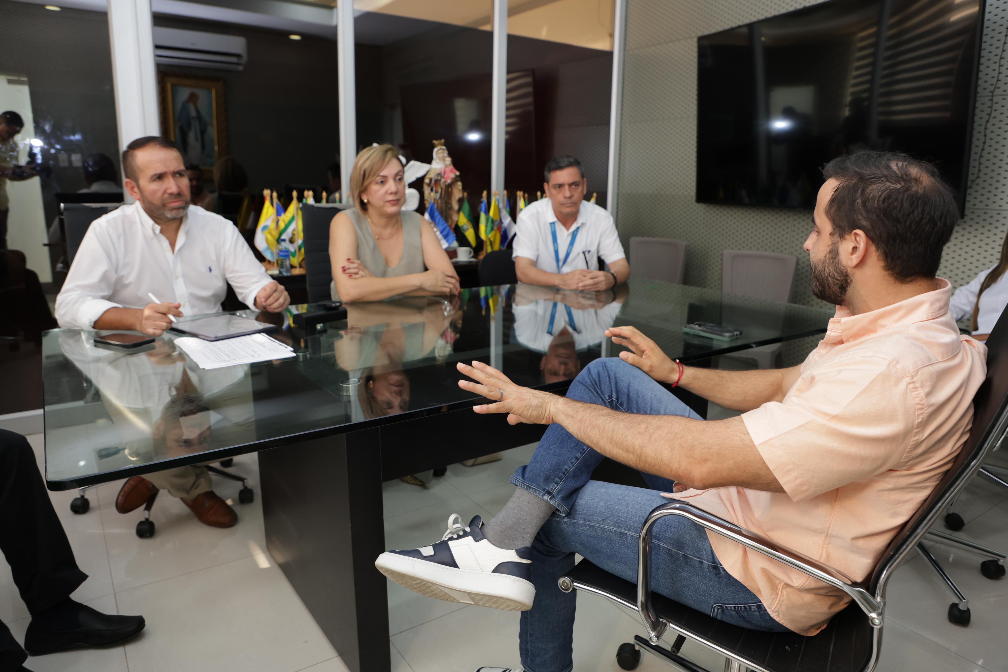 Autoridades analizaron los ataques contra vehículos de empresas de servicios públicos.