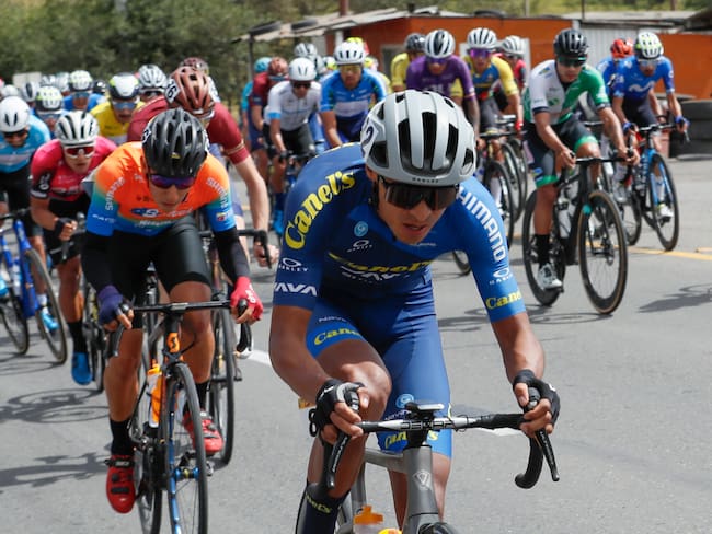 AMDEP6549. PAIPA (COLOMBIA), 07/02/2024.- El mexicano Efrén Santos (frente) de Canels-Java compite en la segunda etapa de la carrera ciclística Tour Colombia 2024 hoy, entre Paipa y Santa Rosa de Viterbo (Colombia). EFE Carlos Ortega