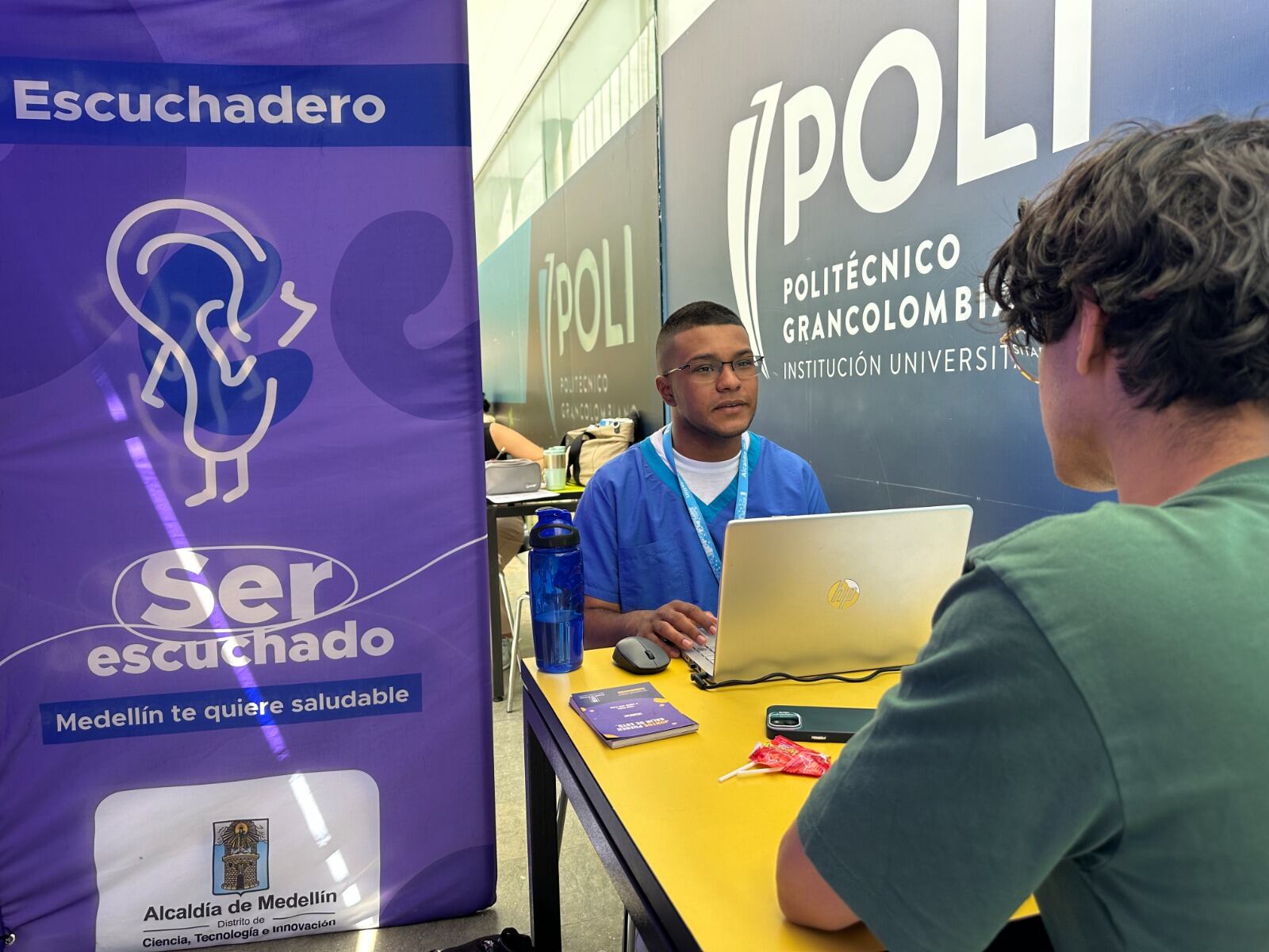 Escuchadero en la institución universitaria Politécnico Grancolombiano. Foto: alcaldía de Medellín.
