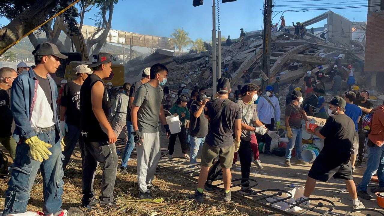 Los voluntarios llegaron a distintos puntos de Cali afectados por el terremoto para apoyar las labores de búsqueda y remoción de escombros. Foto: Caracol Radio.
