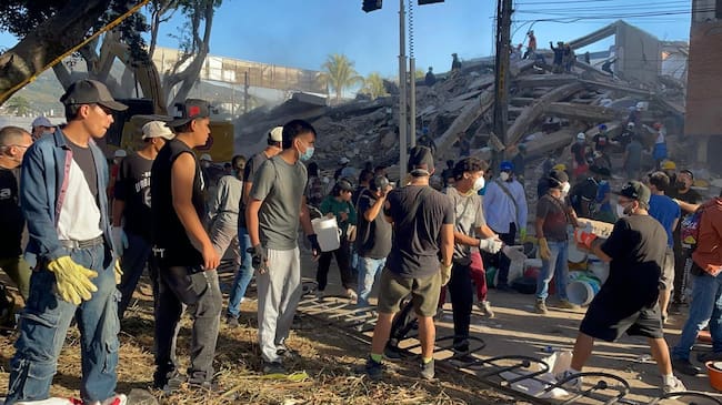 Los voluntarios llegaron a distintos puntos de Cali afectados por el terremoto para apoyar las labores de búsqueda y remoción de escombros. Foto: Caracol Radio.