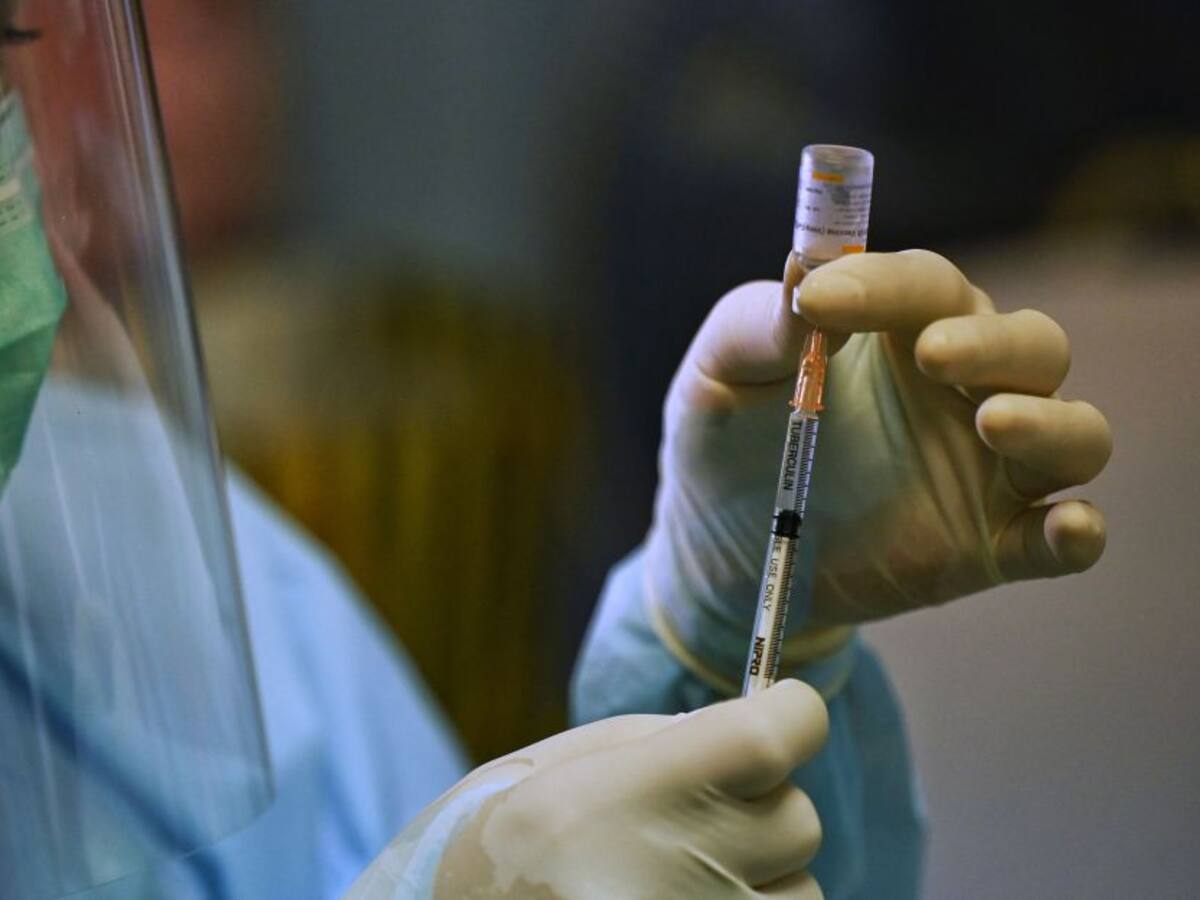 Estudio encontró eficacia de más del 80% en mayores de 60 años vacunados