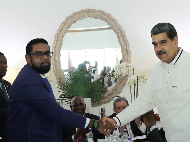 AME4279. ARGYLE (SAN VICENTE Y LAS GRANADINAS), 14/12/2023.- Fotografía cedida por la oficina de Prensa de Miraflores que muestra al presidente venezolano, Nicolás Maduro (d), mientras estrecha manos cone l mandatario de Guyana, Irfaan Ali, durante su reunión de hoy, en Argyle, cerca de Kingstown (San Vicente y las Granadinas). Los presidentes de Venezuela, Nicolás Maduro, y de Guyana, Irfaan Ali, comenzaron, pasadas las 14:00 hora local (18:00 GMT), la reunión pautada para este jueves en San Vicente y las Granadinas, donde abordan la disputa que mantienen sus respectivos países por la Guayana Esequiba, un territorio de unos 160.000 kilómetros cuadrados. EFE/ Prensa Miraflores SÓLO USO EDITORIAL/SÓLO DISPONIBLE PARA ILUSTRAR LA NOTICIA QUE ACOMPAÑA (CRÉDITO OBLIGATORIO)