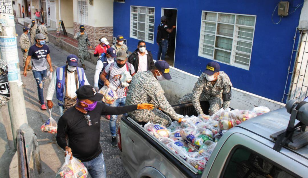 Entrega de ayudas humanitarias.