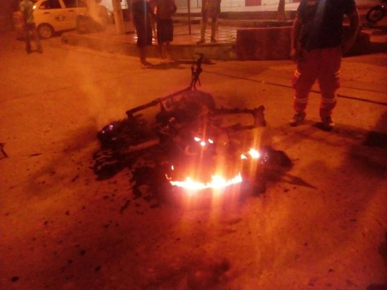 Estado en que quedó  la motocicleta donde se transportaba el médico. 