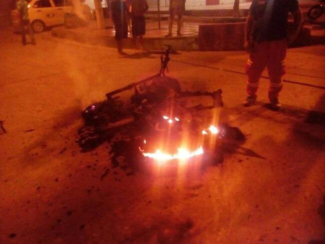 Estado en que quedó la motocicleta donde se transportaba el médico.