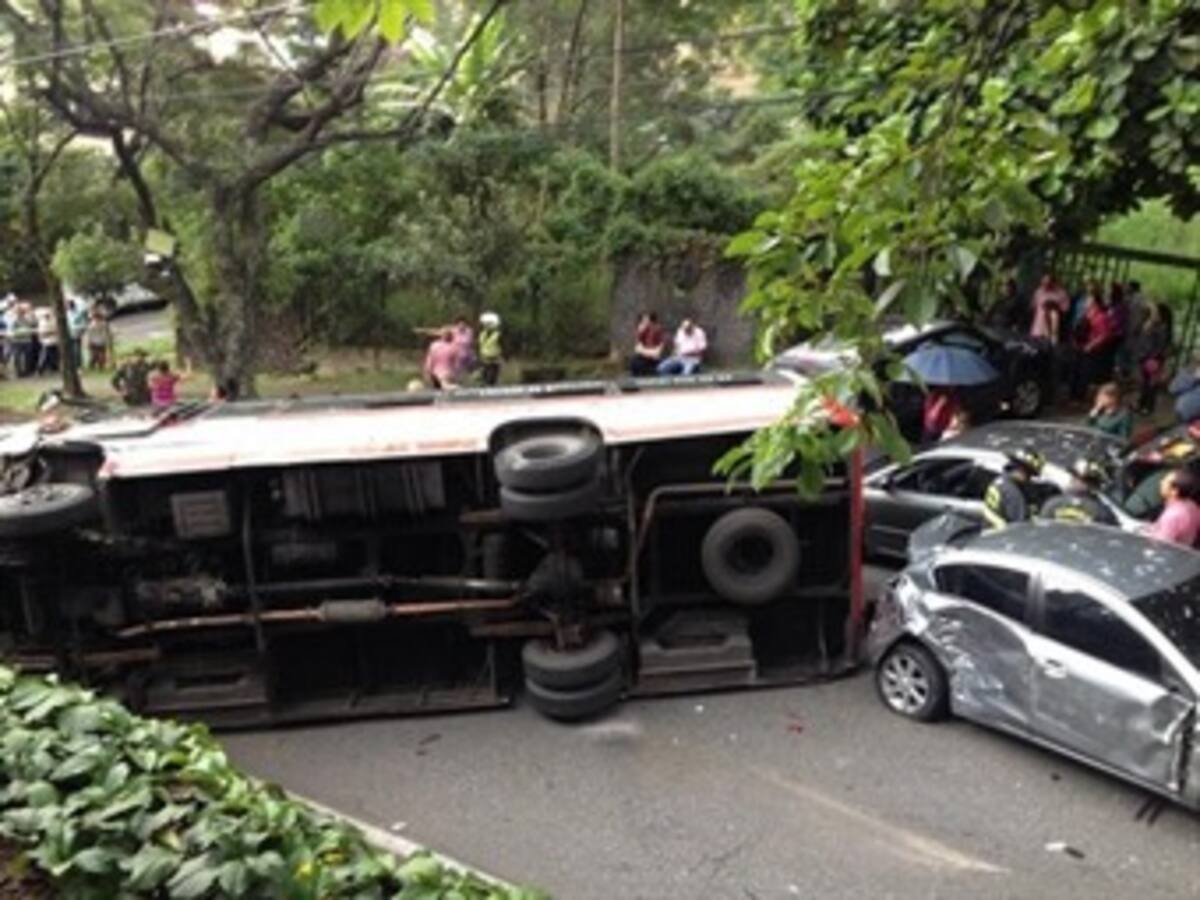 Dos accidentes de buses dejan un muerto y 30 heridos en Medellín