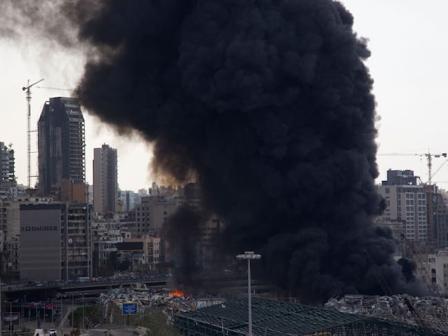 Gran incendio en puerto de Beirut un mes después de la explosión
