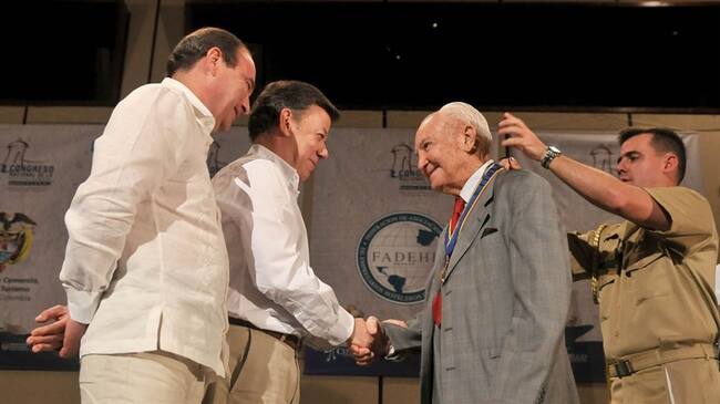 El primer mandatario, Juan Manuel Santos condecorando al empresario Alberto Araujo Merlano con la gran cruz de Cotelco.. Foto: Colprensa