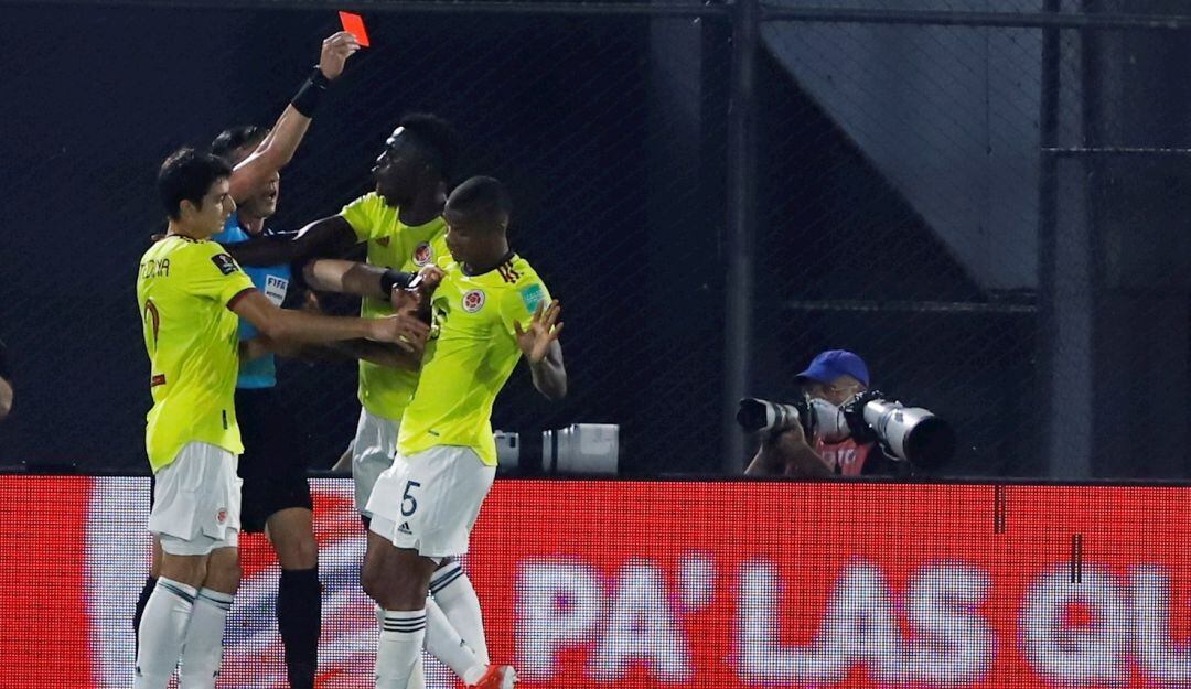 Raphael Claus muestra, inicialmente, la tarjeta roja a Wilmar Barrios.