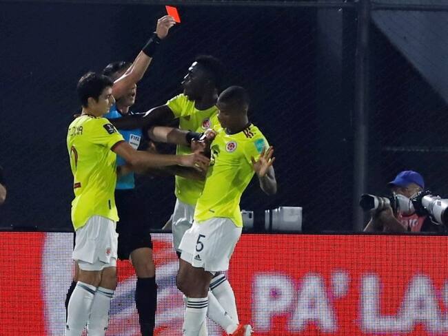 Raphael Claus muestra, inicialmente, la tarjeta roja a Wilmar Barrios.