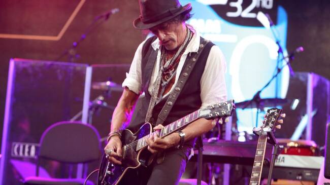 Joe Perry de Aerosmith es llevado de urgencias a hospital en Nueva York