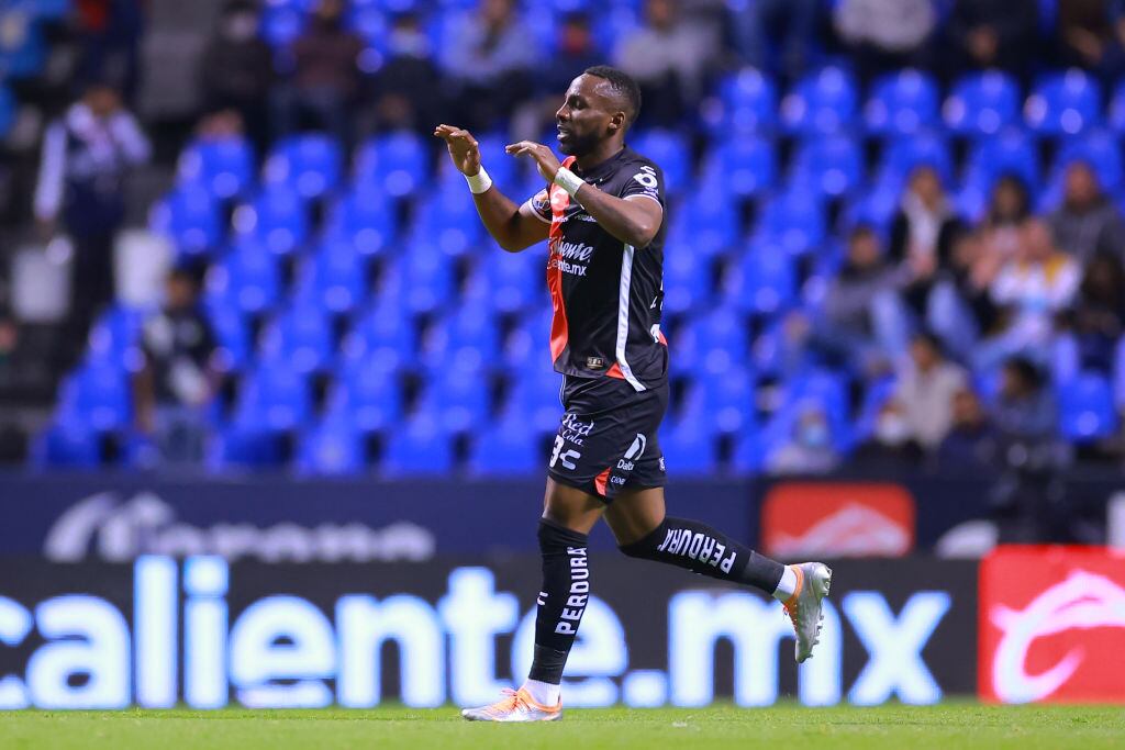 Julian Quiñones luego de marcar gol ante Puebla por la Liga MX (Photo by Hector Vivas/Getty Images)