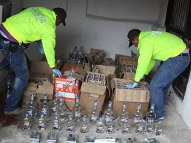 Incautan más de 2.000 botellas de licor adulterado que se vendería en Feria de las Flores