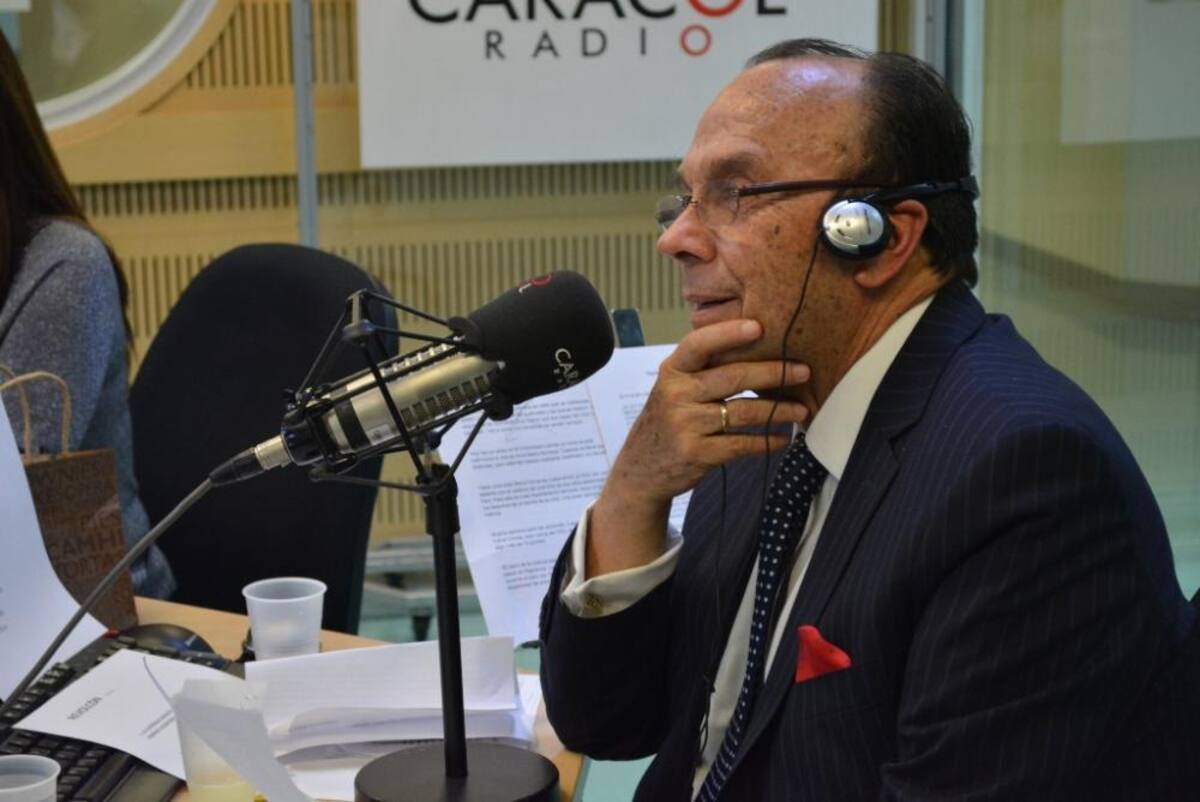 Tras dos décadas de estar inundando de humor a los colombianos, el admirado periodista se retira de La Luciérnaga, vea como desarrolla su último programa.