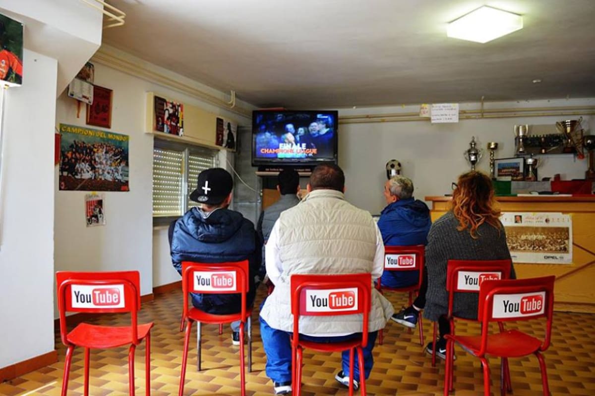 El artista contó que al principio del proyecto, muchos habitantes se mostraron confundidos al ver los carteles de aplicaciones que desconocían.