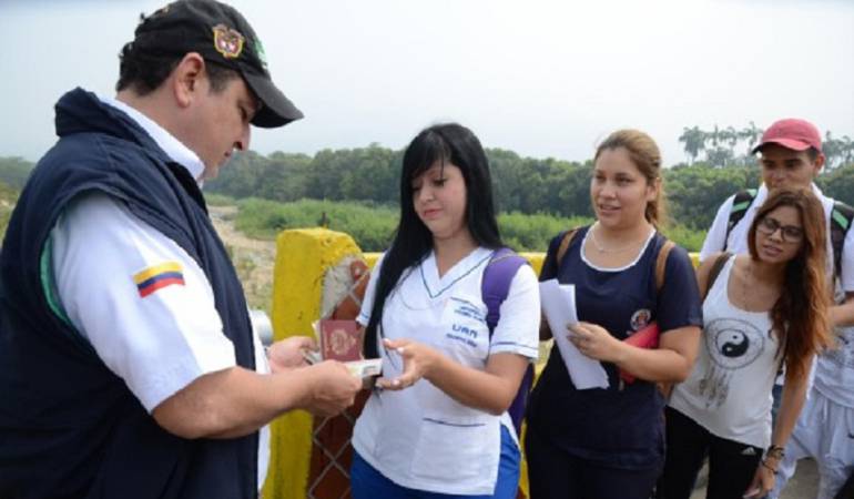 Venezolanos cruzando la frontera colombo-venezolana 