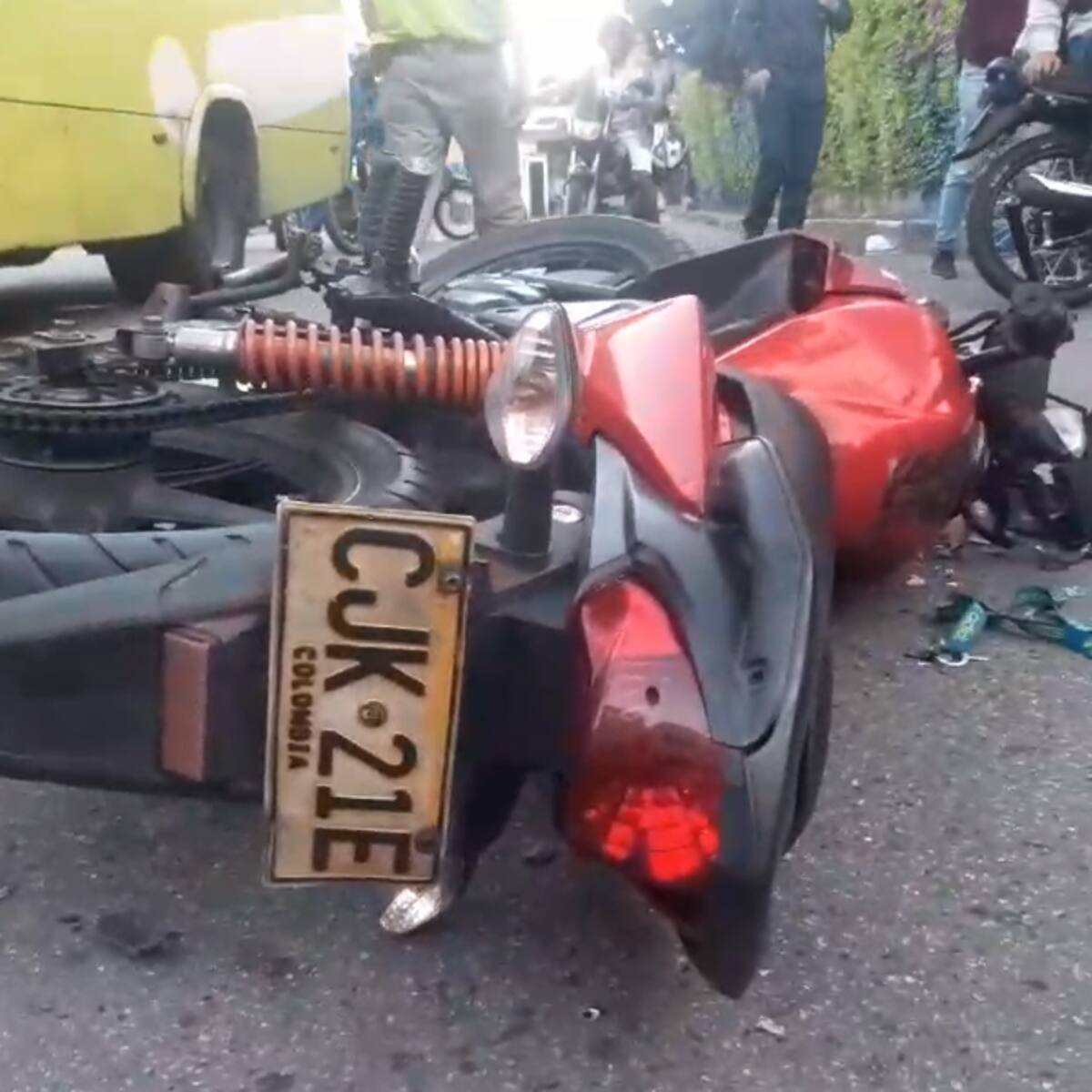 Motociclista resultó gravemente herido al chocar con bus de Metrolínea