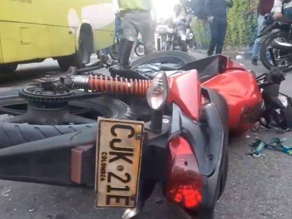 Motociclista resultó gravemente herido al chocar con bus de Metrolínea