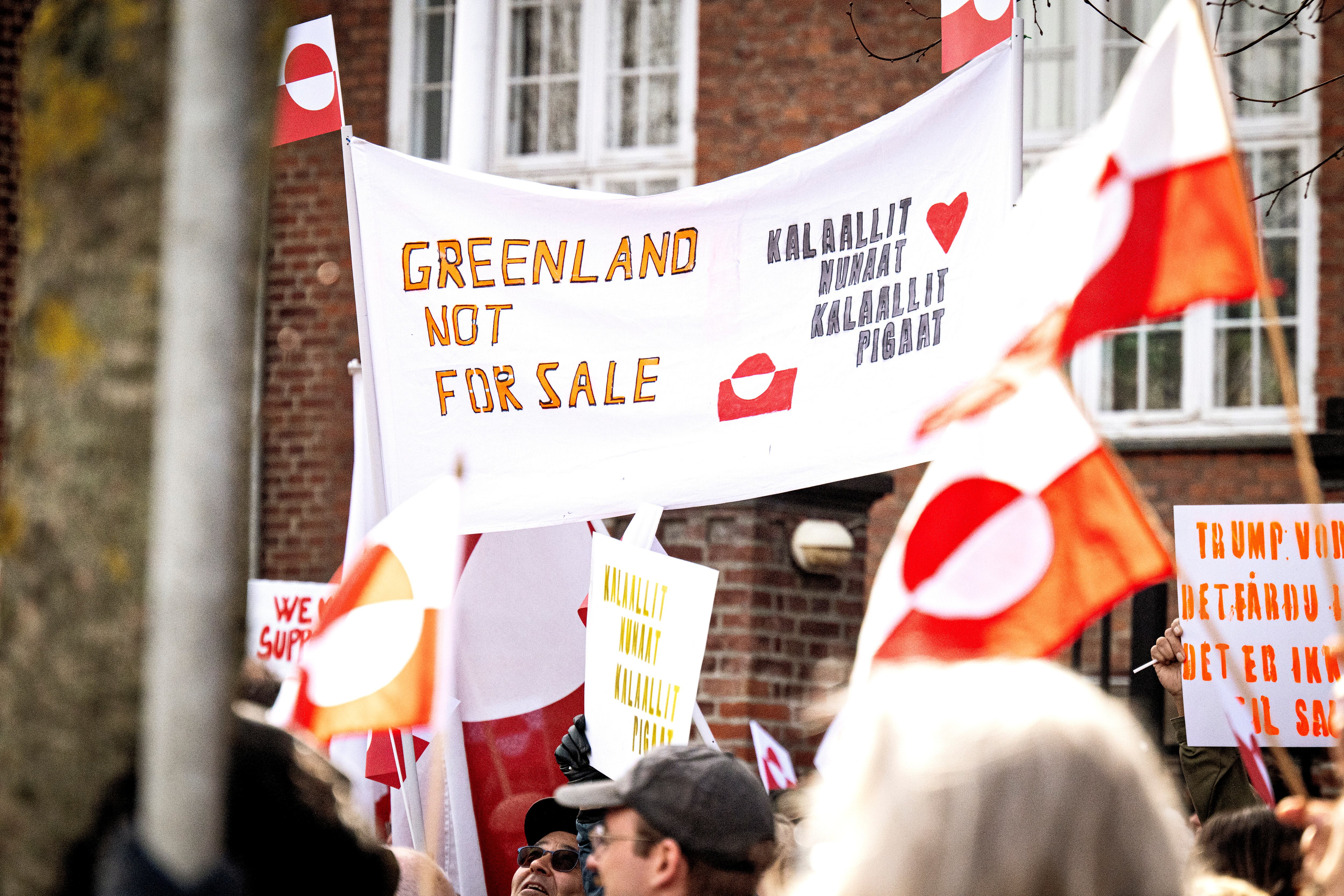 COPENHAGEN (Denmark), 29/03/2025.- People gather for a protest outside the Embassy of the United States of America in Copenhagen, Denmark, 29 March 2025. Denmarks prime minister said on 25 March that the United States were exerting an 'unacceptable pressure' on Greenland, after the Trump administration had reiterated the previous day the suggestion to take over the semi-autonomous territory.  (Protestas, Dinamarca, Groenlandia, Estados Unidos, Copenhague) EFE/EPA/NILS MEILVANG  DENMARK OUT