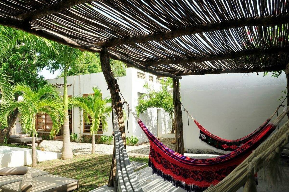 Levantarse en la mañana en un buen día soleado en el Hotel Boutique Casa Rosalía, en Valledupar, le levanta el ánimo al más triste, con esa luz brillante, viva, y ese desayuno con arepa típica vallenata preparada a la usanza de la dueña de la casa, horneadas sobre hojas del mango del patio, no deja espacio para las tristezas.