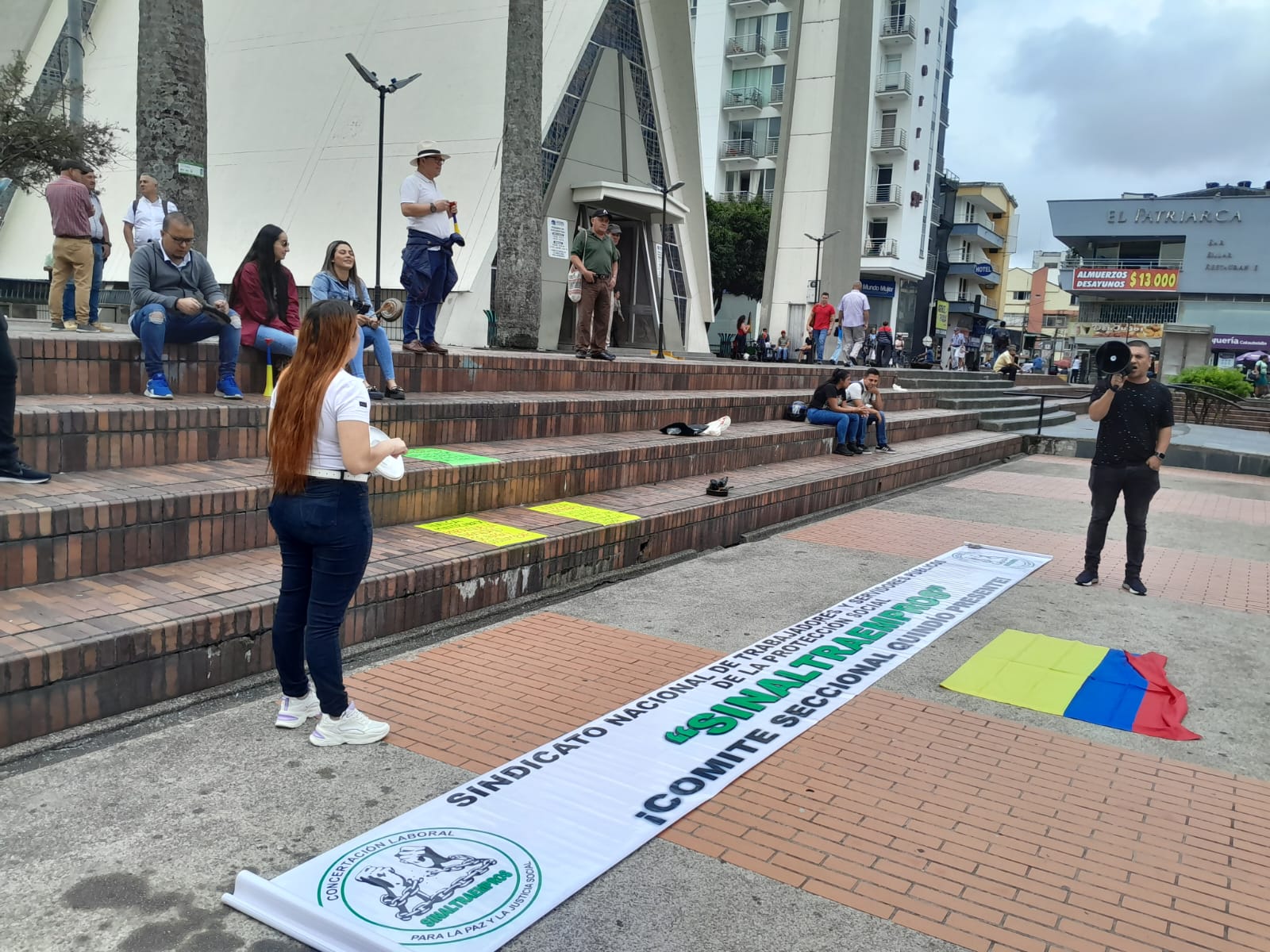 Plantón de trabajadores del Ministerio de Trabajo en la plaza de Bolívar de Armenia. Foto Cortesía ciudadanos