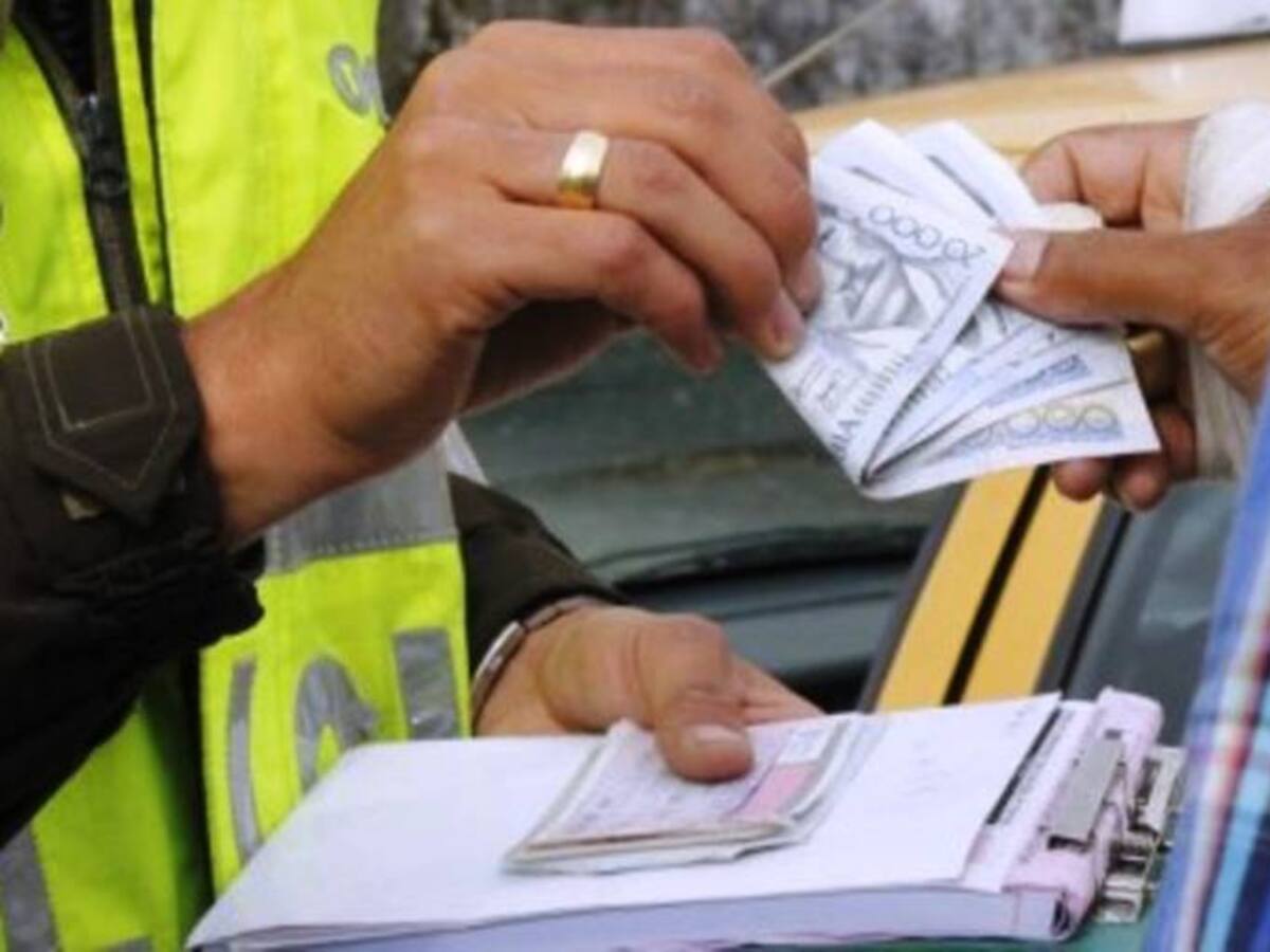Asegurado policía por presuntamente recibir soborno para no imponer multa de tránsito