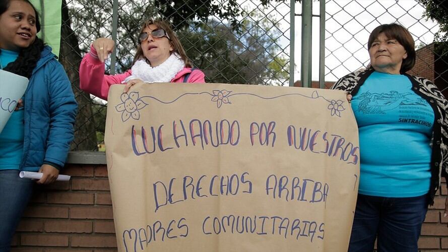 Madres comunitarias protestaron contra el ICBF por discriminación salarial y pensional. Foto: Colprensa