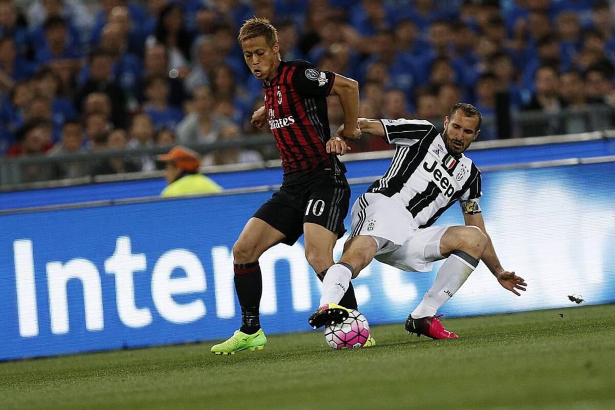 Honda y Chiellini en disputa por el balón durante la final de la Copa Italia.