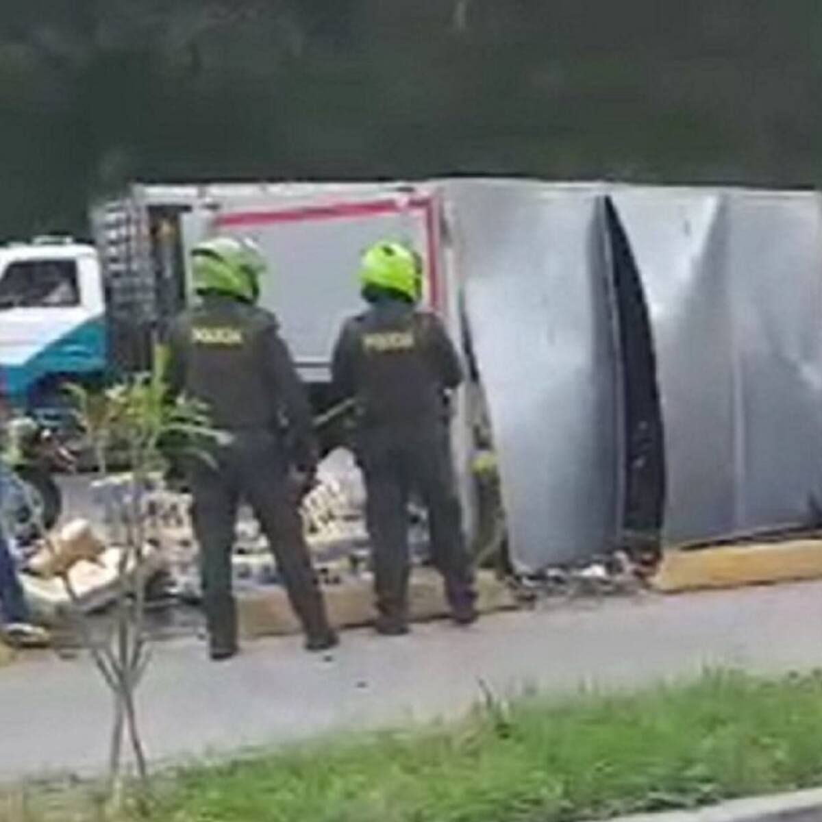 Turbo cargada con cerveza se accidentó cerca al viaducto García Cadena