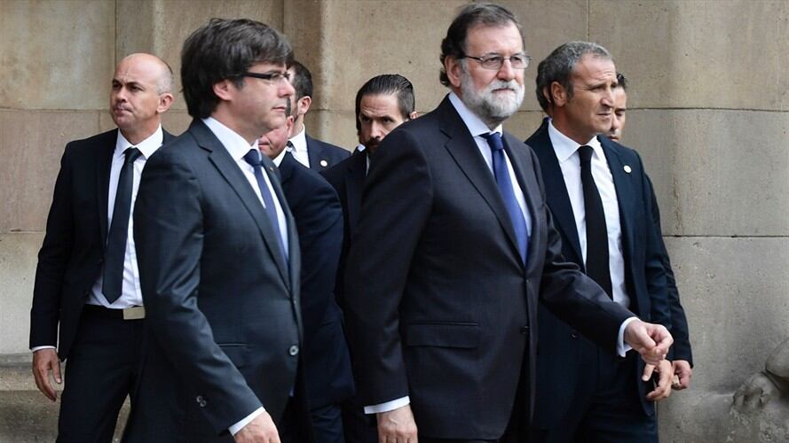 El presidente de la región de Cataluña, Carles Puigdemont con el presidente del Gobierno de España, Mariano Rajoy. Foto: Getty Images