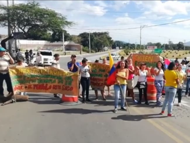 Protesta de habitantes de Villa Rosario por servicio de agua