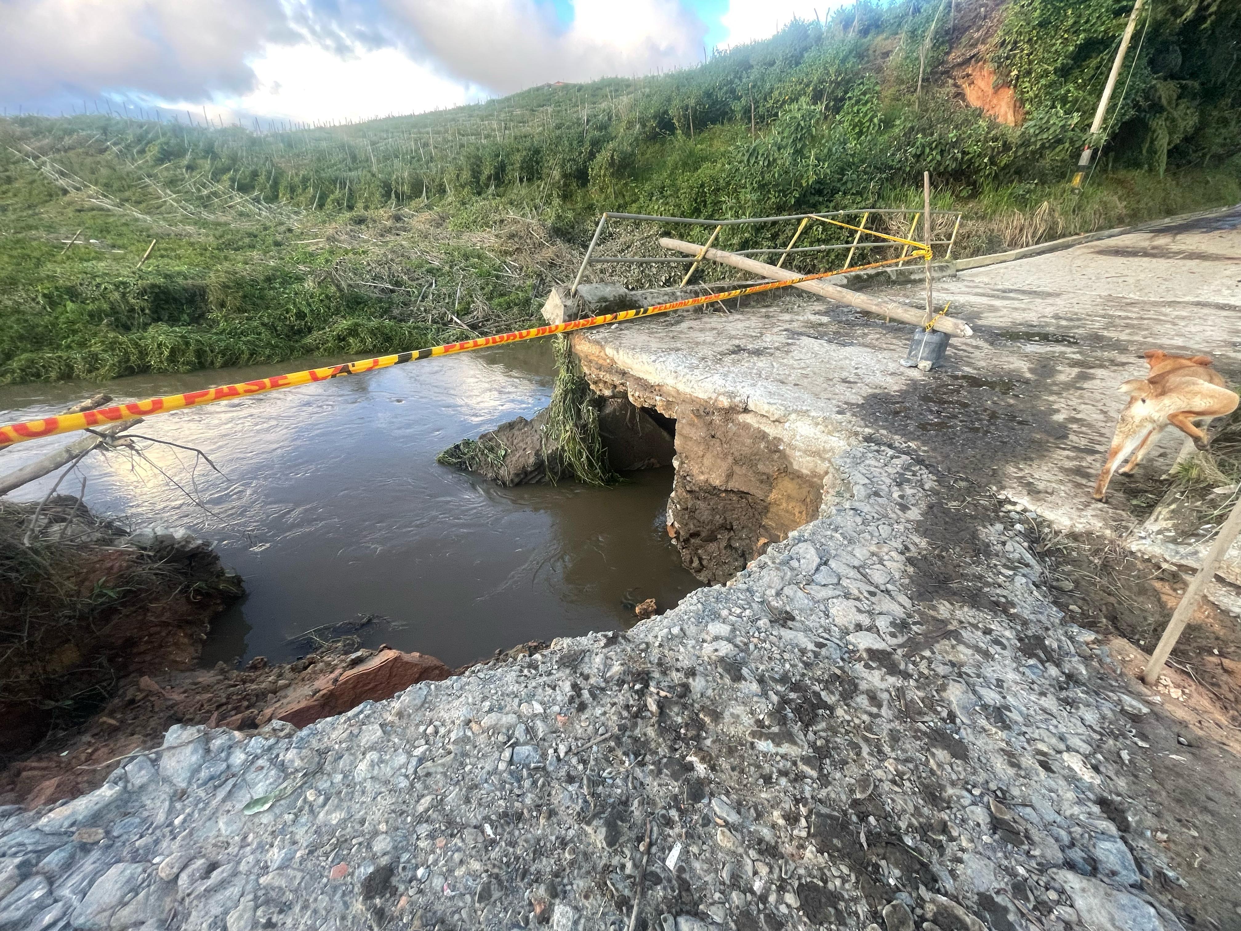 Colapso de puente dejó incomunicadas veredas de La Unión y El Carmen de Viboral. Foto: Cortesía.