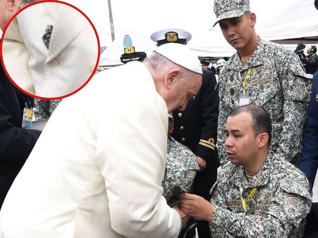 Papa Francisco recibe gorra de un militar colombiano.