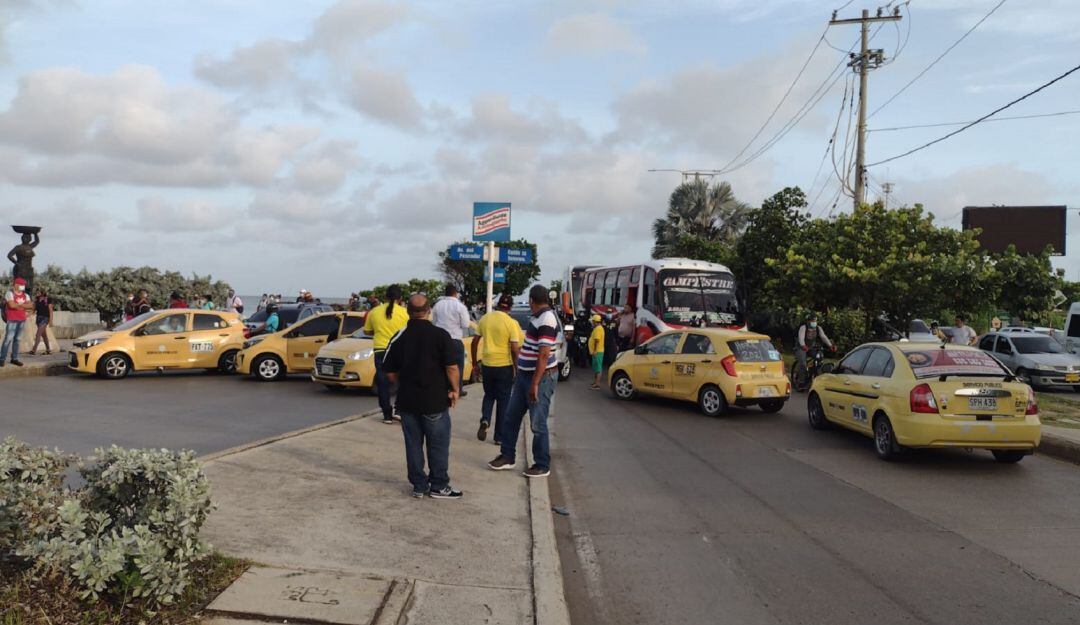 Los conductores ubicaron sus vehículos para impedir el tránsito vehicular