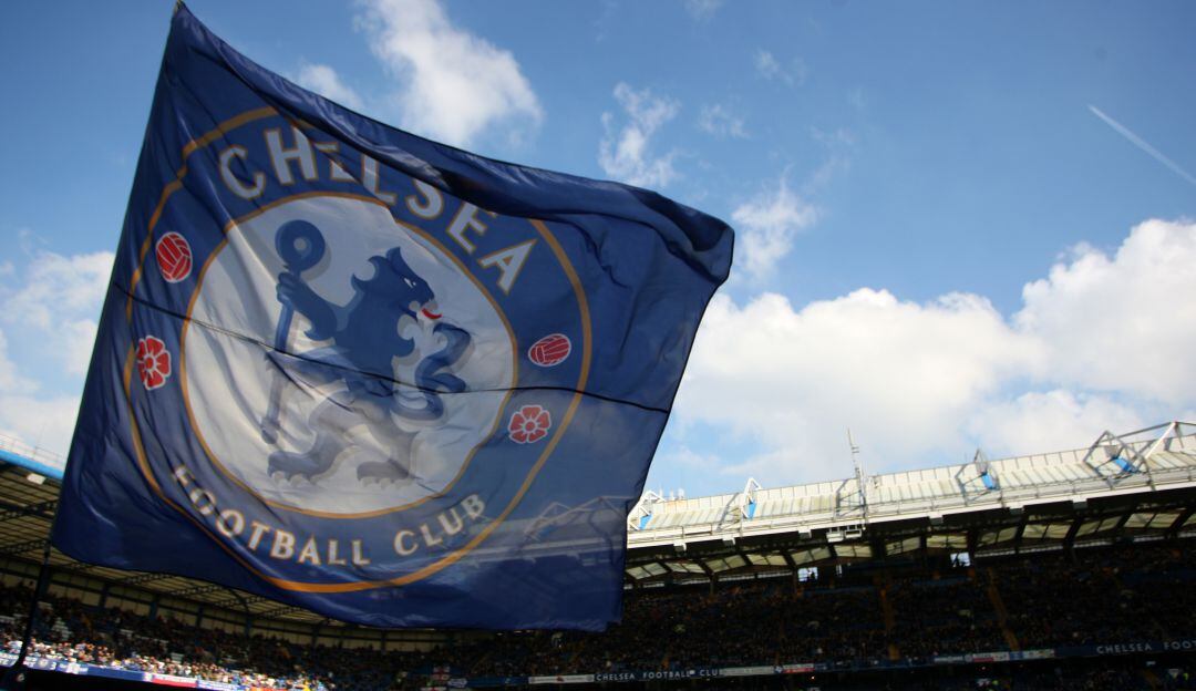 Bandera del Chelsea en el estadio Stamford Bridge