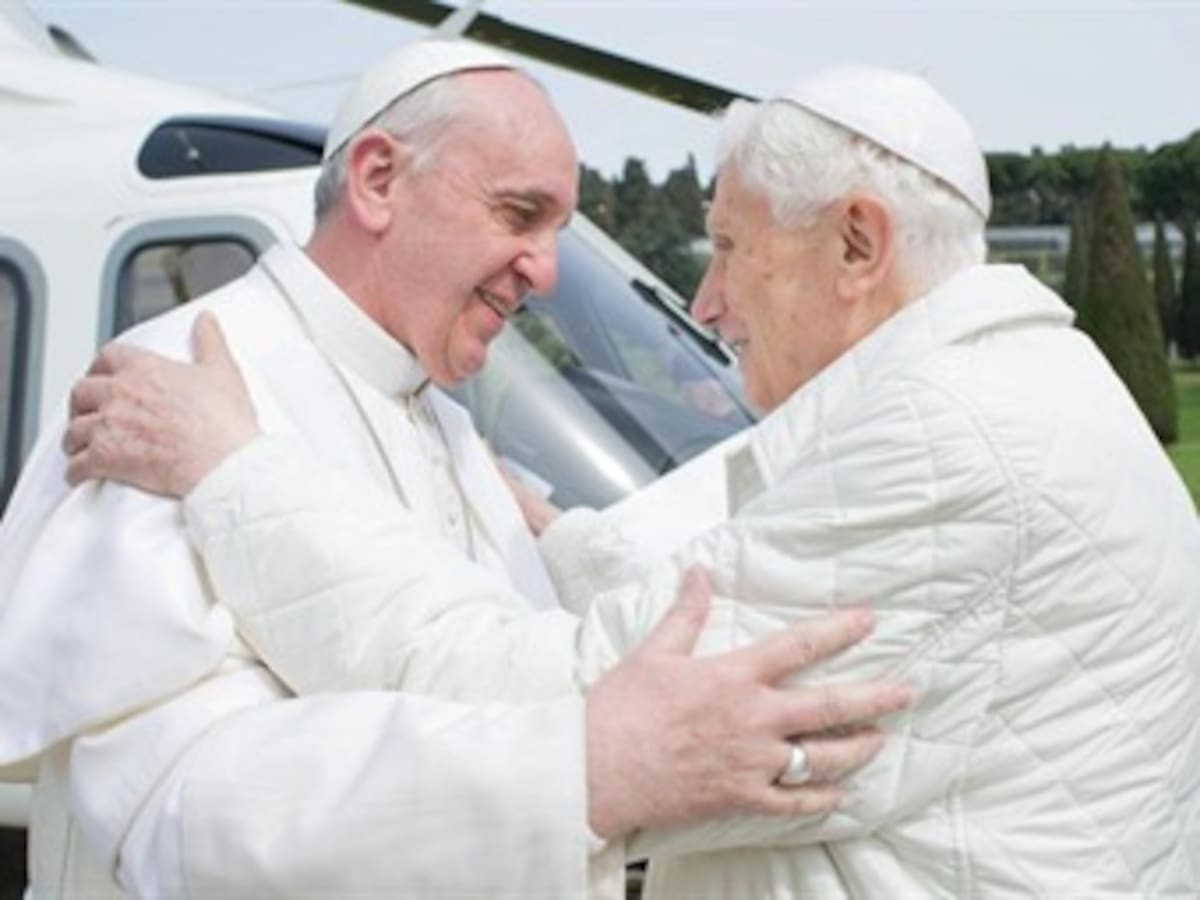 Francisco regresó al Vaticano tras encuentro con Benedicto XVI