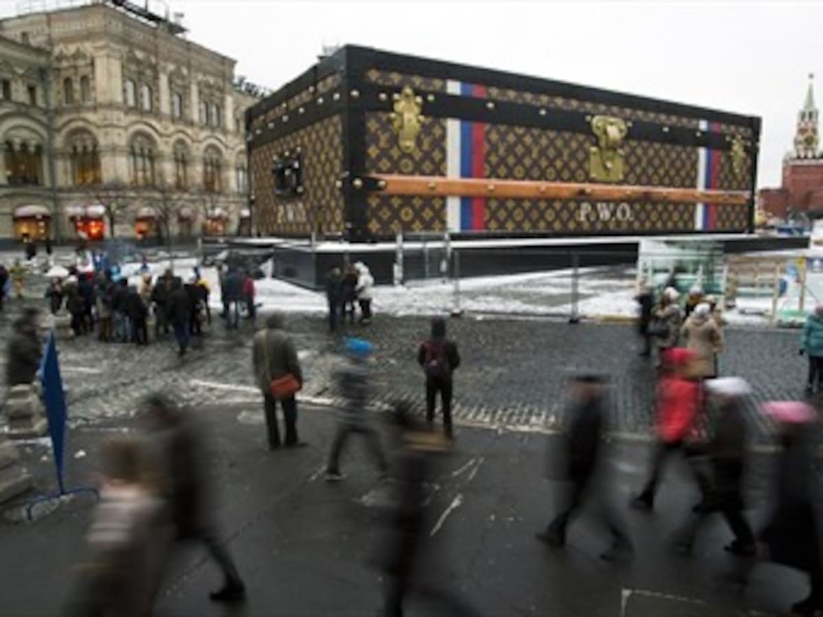 ¿Qué hace un gigantesco baúl de Louis Vuitton en la Plaza Roja?